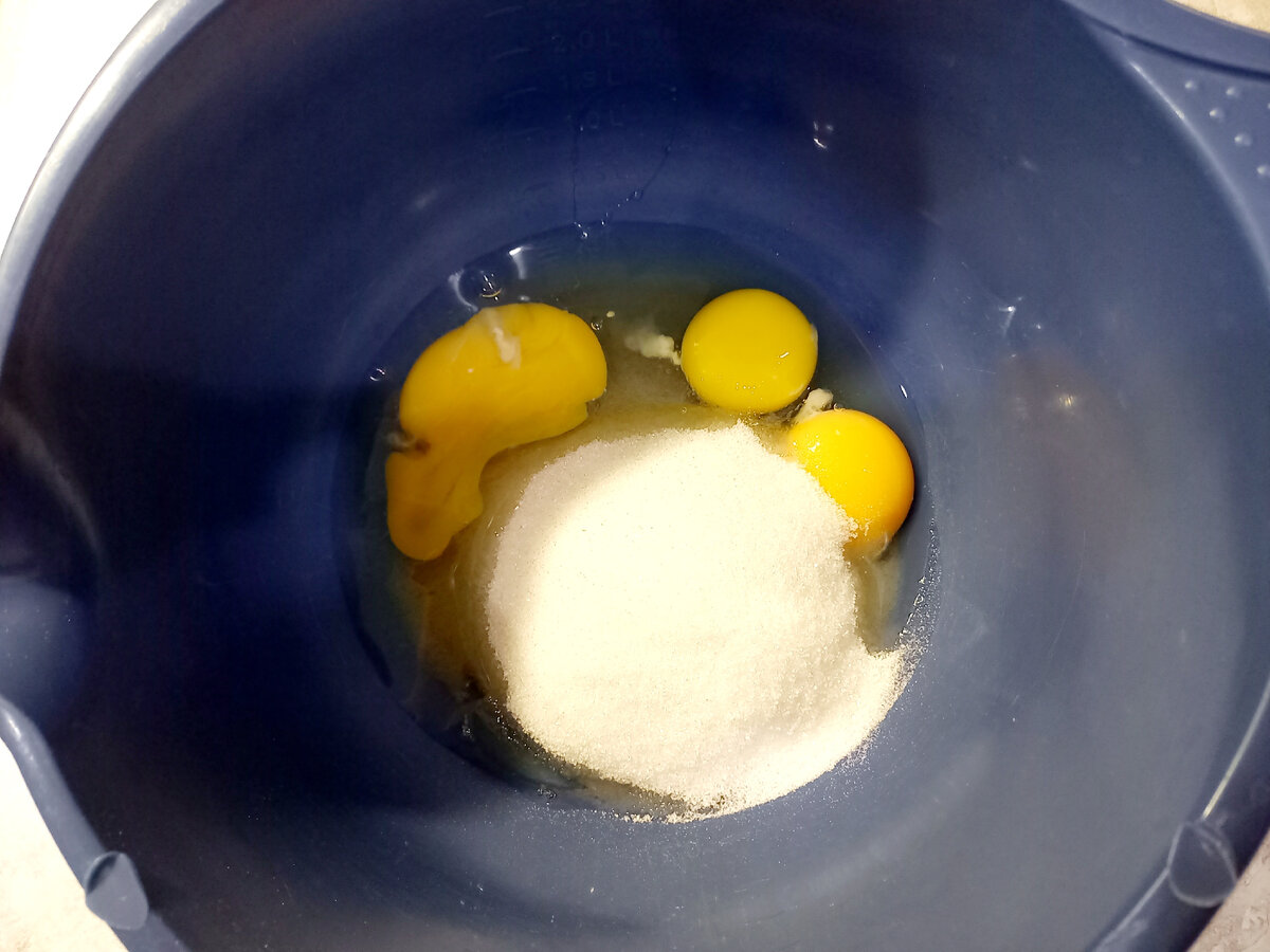 Яйца взбить с сахаром. 