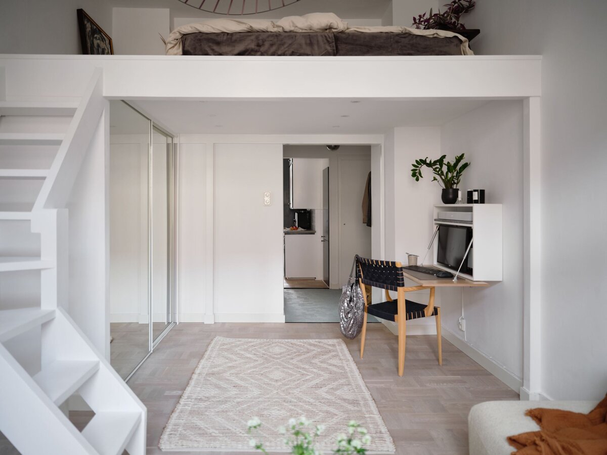 Вид на вторую половину гостиной. Здесь предусмотрено рабочее место и большая гардеробная для хранения вещей