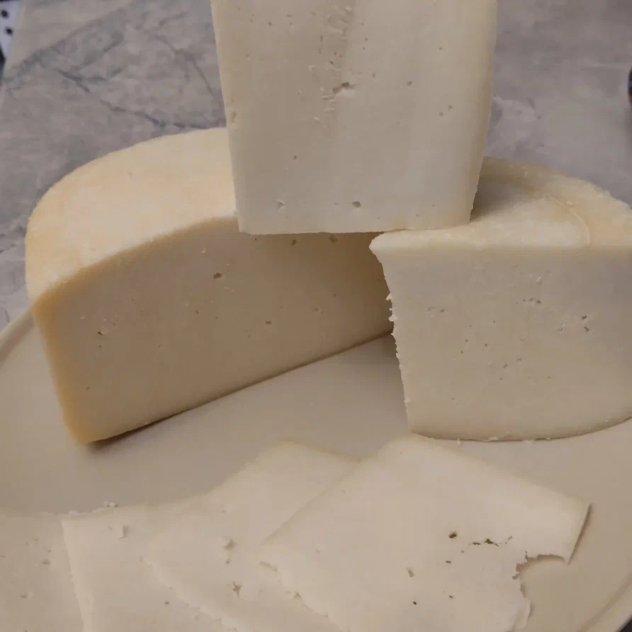 Сыр твердый, с дырочками