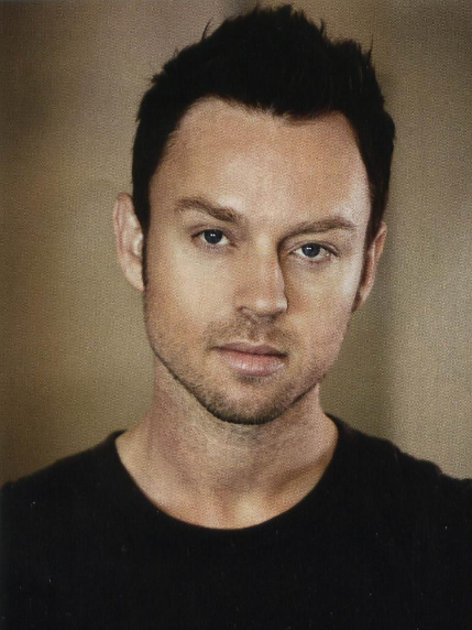 Так Даррен Хейз выглядел в 2004 году во время выхода второго сольного альбома The tension and the spark - последней работы на лейбле Sony