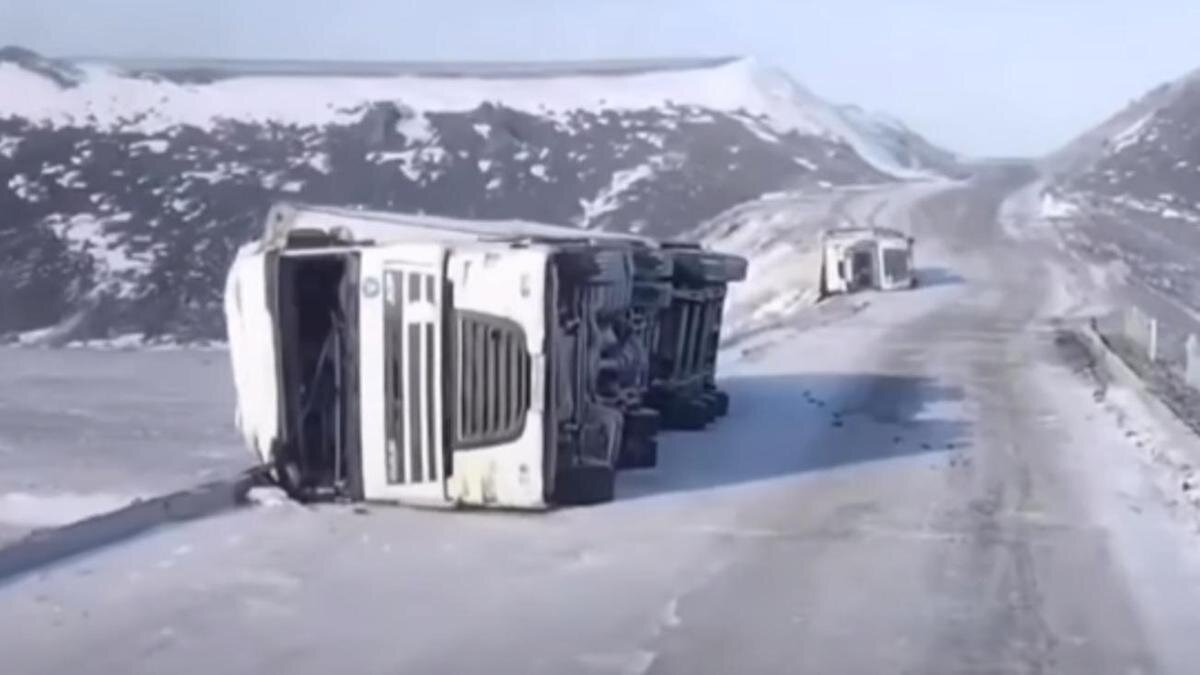   Две фуры перевернулись на трассе "Ушарал - Достык":instagram.com/kris_p_tdk