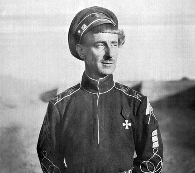 Обратил внимание, что даже в одежде вкусы Анненкова (на фото, кстати, он сам) и его подельников совпадали со вкусами эсесовцев. Тоже черный цвет носили и не чужды украшательству, в чём аналогично жестокости и зверствам - переплюнули даже отряды СС.