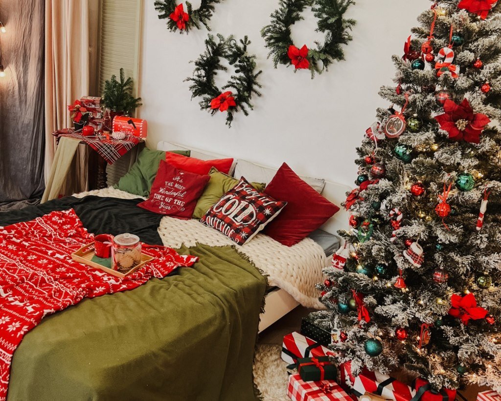 Красный с зеленым – отличное решение для Нового года. Фото: декоратор Анастасия Горбунова, фотограф Ульяна Буканова