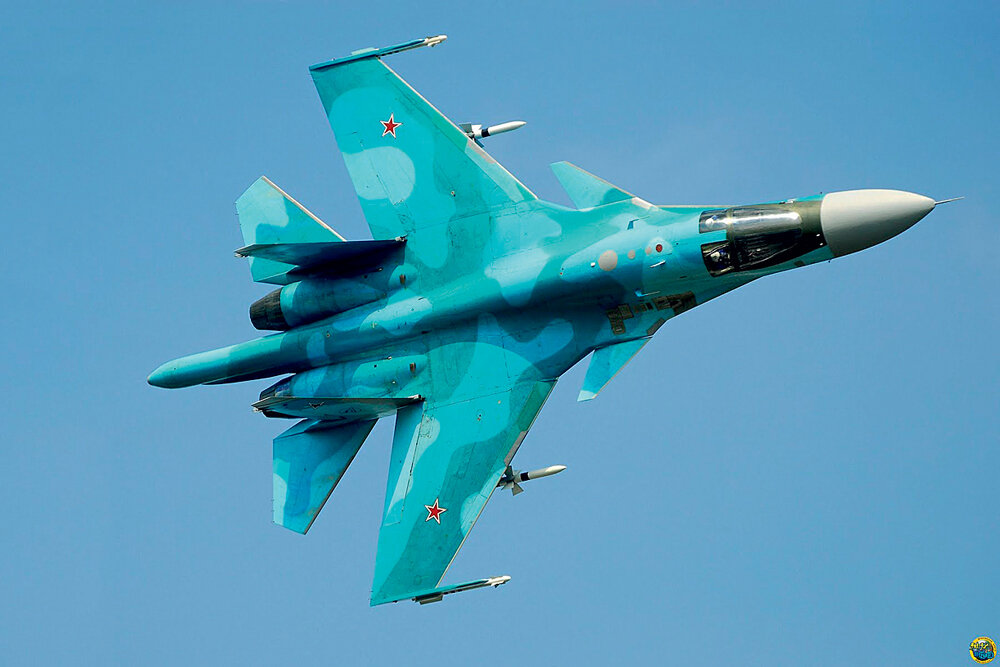    Немного статистики: на вооружении ВКС России находятся 83 Су-34 (75 серийных и 8 опытных предсерийных образцов). Один самолет потерян. 4 июня 2015 года при посадке на аэродроме в Воронежской области у Су-34 не раскрылся тормозной парашют. Самолет выкатился за пределы полосы и перевернулся.