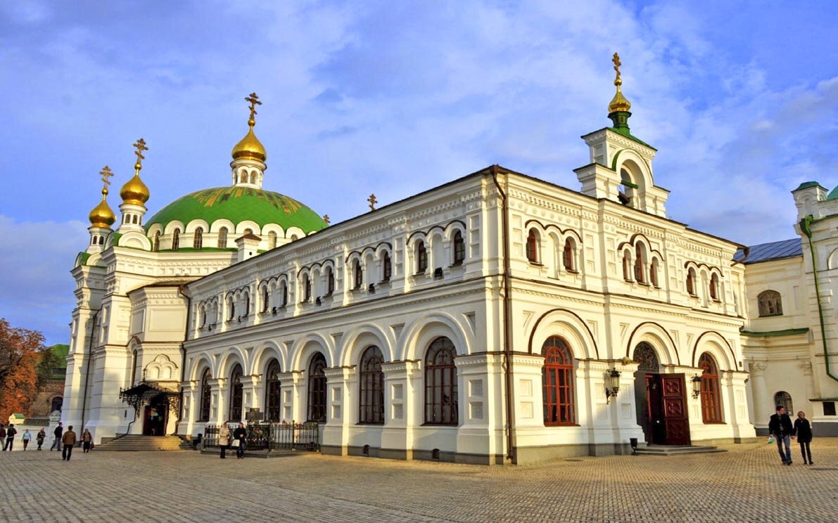 Автор фото: Яндекс Картинки. Трапезный храм Лавры. Возле входа - могила П.А. Столыпина.