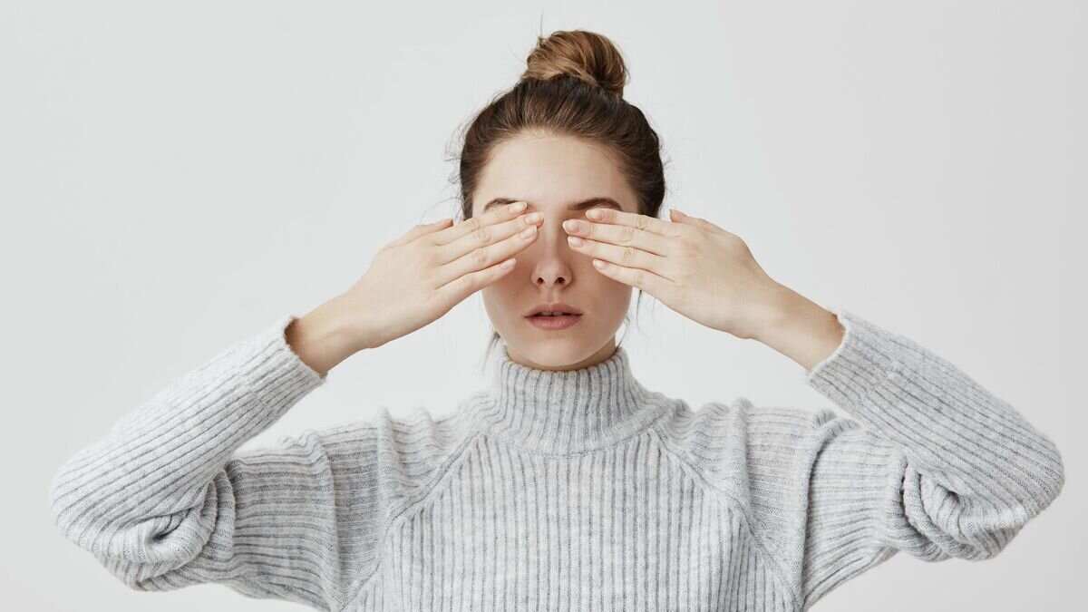    Девушка трет глаза© Фото : freepik/cookie_studio