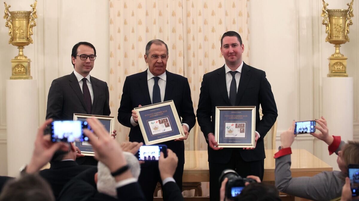    Заместитель министра цифрового развития, связи и массовых коммуникаций РФ Дмитрий Ким, министр иностранных дел РФ Сергей Лавров и заместитель генерального директора "Почты России" Сергей Говорун на церемонии гашения почтовых марок из серии "История российской дипломатии"© РИА Новости / Виталий Белоусов