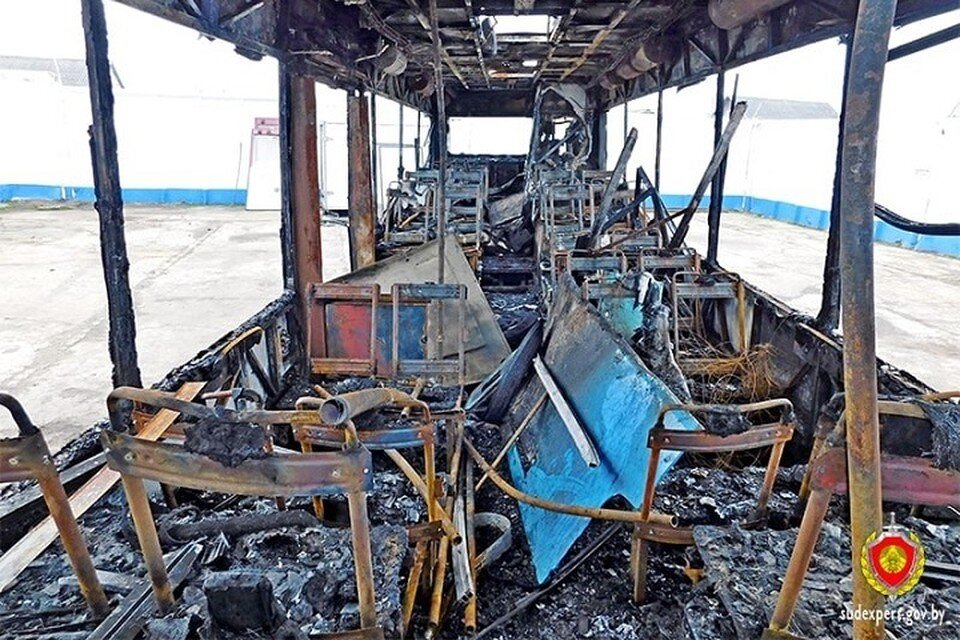     Все, что осталось от сгоревшего автобуса. Фото: sudexpert.gov.by