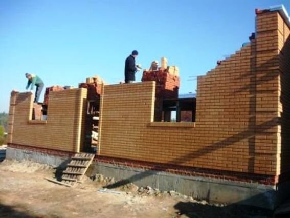 Квадратный метр кирпичной стены стоит почти в 2 раза дешевле, чем метр ...