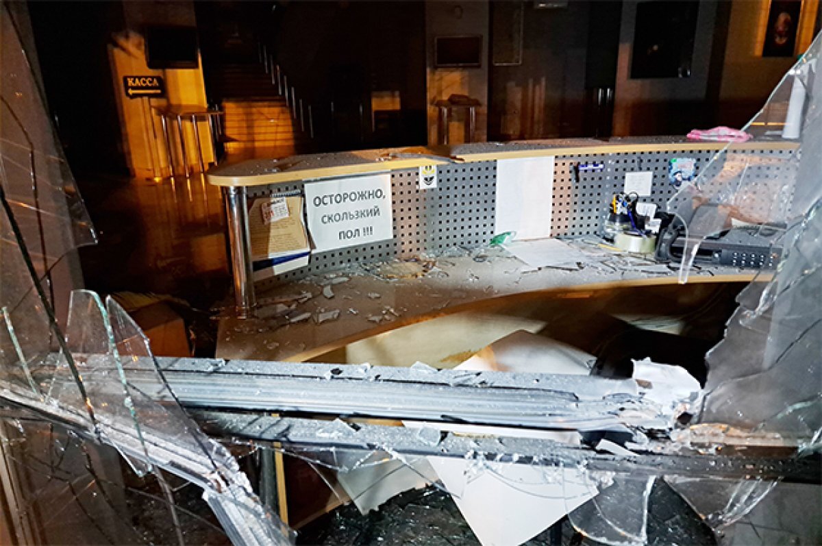    Поврежденное здание планетария после обстрела со стороны ВСУ в центре Донецка.