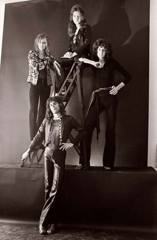http://bitacoraqueen.blogspot.com/1974/09/sesion-fotografica-con-johnny-dewe.html