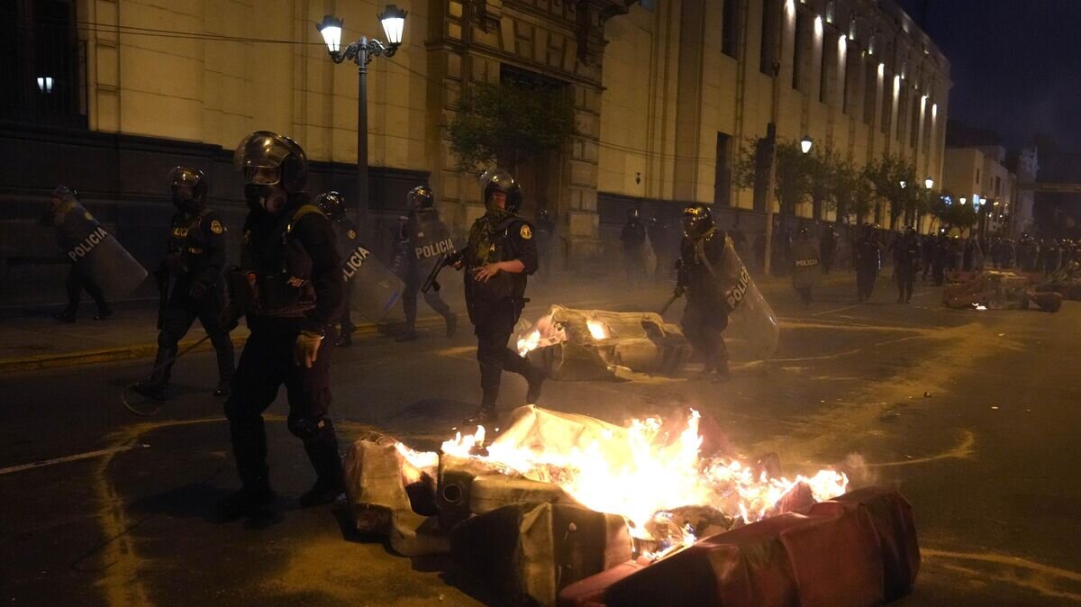    Сотрудники полиции во время акции протеста сторонников отстраненного от власти президента Перу Педро Кастильо на площади Сан-Мартин в Лиме© AP Photo / Martin Mejia