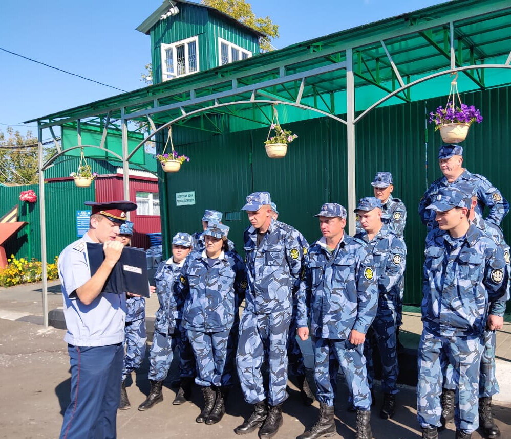 сотрудник фсин. фсин служба исполнения. баннер служба в уис. уфсин россии по саратовской области. служба фсин россии.