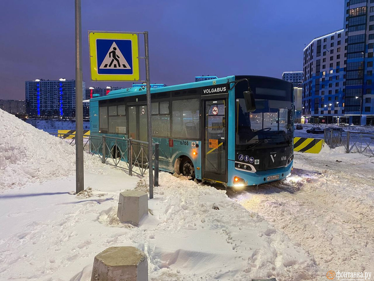 Сиквел про автобус и лыжня в правом ряду. Как Петербург выглядит после  буйства «Биргит» | Фонтанка.ру | Дзен