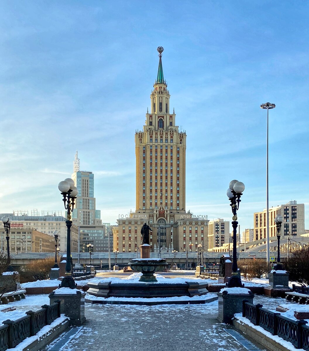 Высотное здание гостиницы "Ленинградская", годы строительства 1947-1954