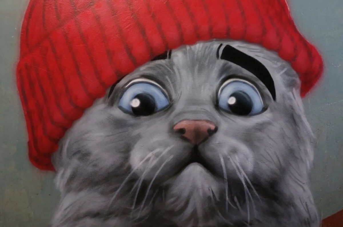    Тверская художница нарисовала на стене подъезда кота в красной шапке