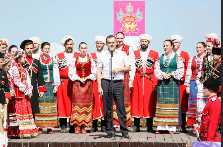 Краснодарский край казачка и казак. Традиции Кубанского казачества Кубани. Краснодарский край Кубанские казаки. Казачьи традиции Краснодарский край.