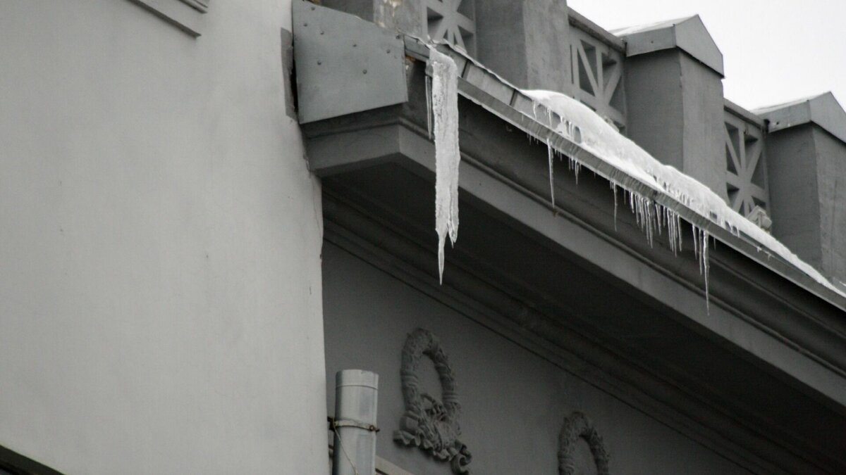     Над Казанью нависла угроза — сосульки. Ледяные образования не торопятся убирать с фонарей и коммерческих помещений в центре Казани. Глава татарстанского Центра общественного контроля в сфере ЖКХ Михаил Застела рассказал Inkazan, кто несет за это ответственность.