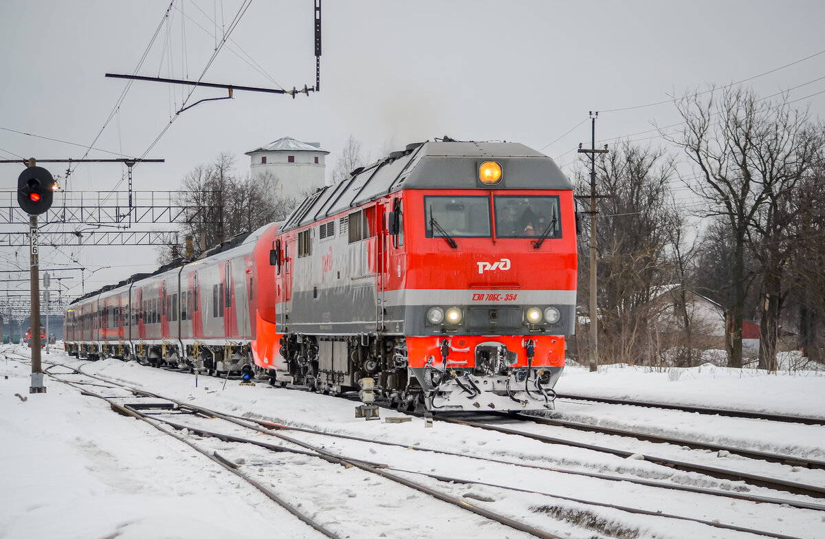 ТЭП70БС-354 с электропоездом серии ЭС2Г-010 отправляется со станции Луга-1 в сторону Пскова