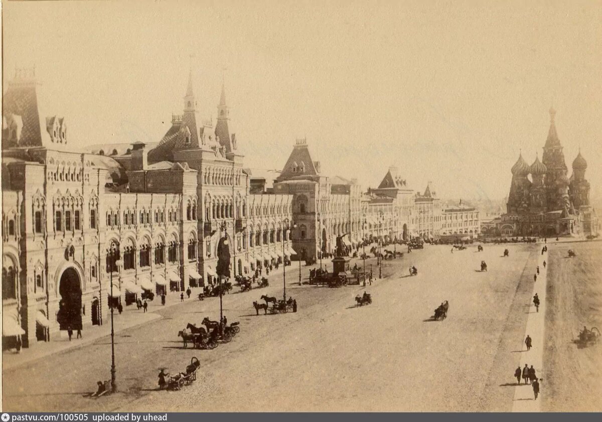 Верхние торговые ряды (ГУМ) в 1893-1897 годах. Вид со здания Исторического музея. С сайта www.pastvu.com.