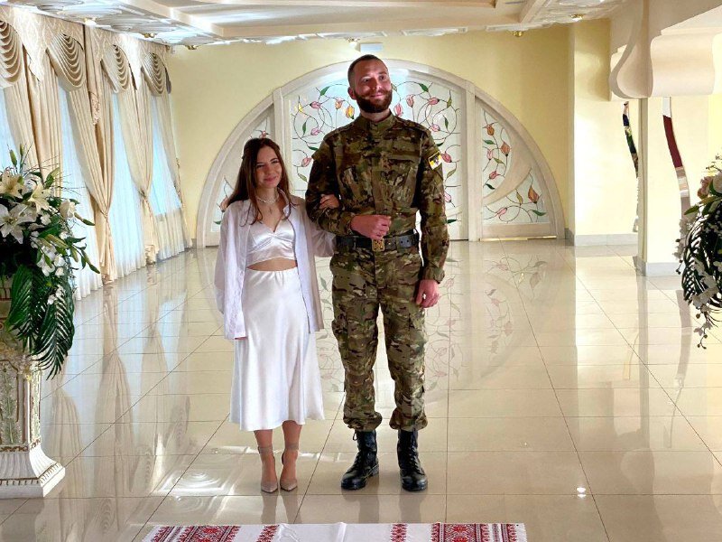    Доброволец из Оренбуржья Владислав Ефремов и Алина Герлиня сочетались браком в Луганске Елена Шкатова