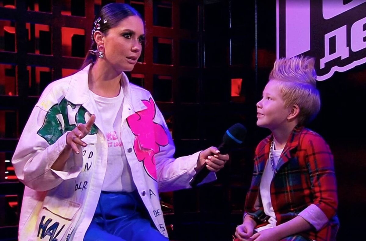    Агата Муцениеце и Павел Зилёв перед его выходом на сценуКадр из видео