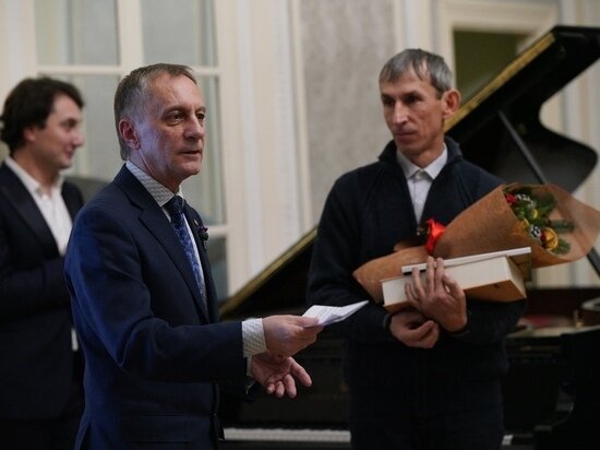     Дмитрий Родионов вручает премию победителю из Донецка. Фото: Людмила Коневцева