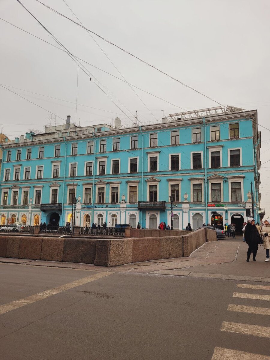 Видите внизу справа две арки? Это и есть выход из метро