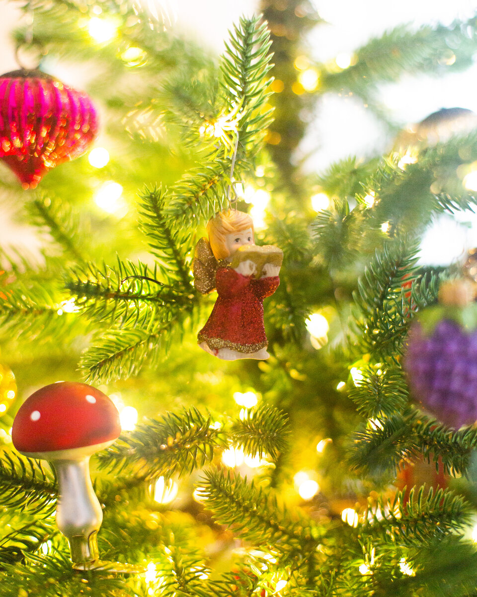 Эта одна из моих самых старых игрушек. Керамический ангелочек. Мы купили их с мамой лет 20 назад. Одна висит на моей ёлке, а другая на ёлке мамы.