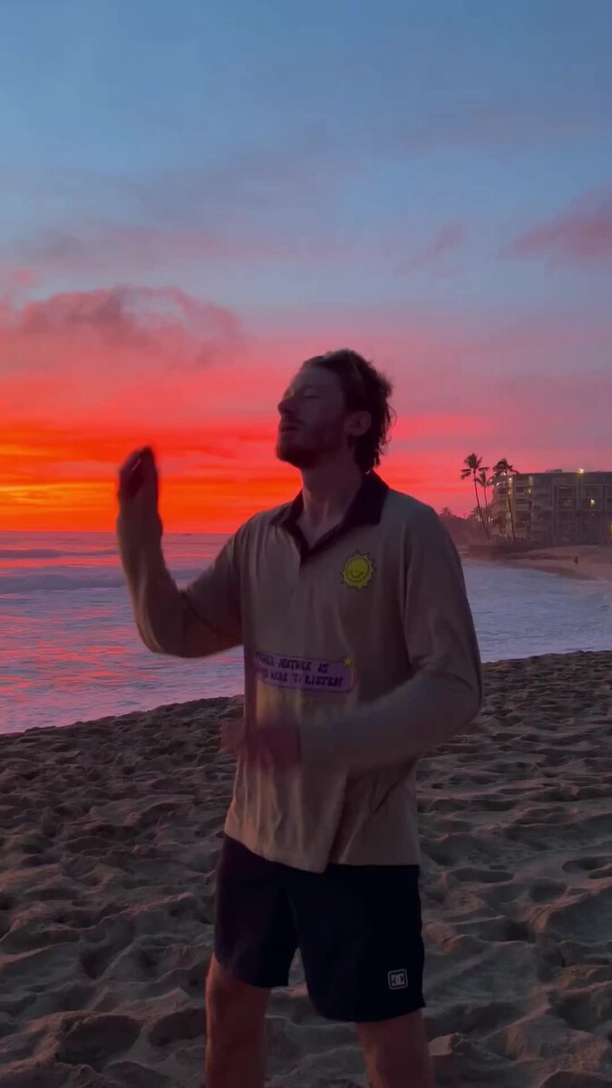    Никита Пресняков на съемках клипа на Гавайских островах Видео: Инстаграм (запрещен в РФ)