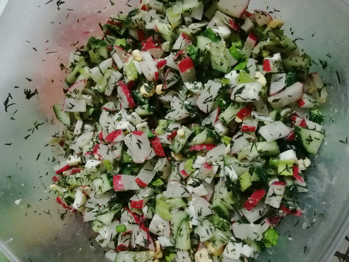 Салатик из редиса, огурчика, яиц и зелени. 