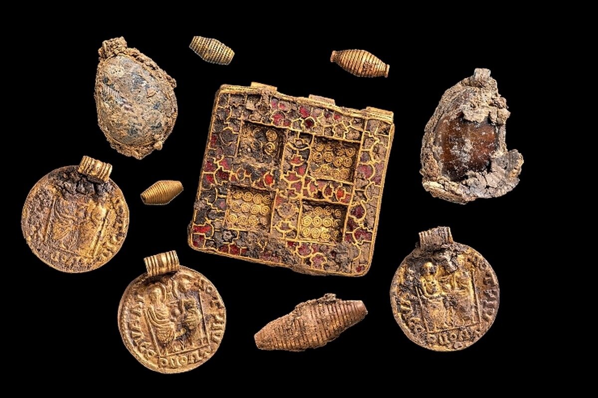 Ожерелье из золота и драгоценных камней 1300-летней давности обнаружено в Нортгемптоне в Центральной Англии в могиле знатной женщины. Раскопки проходили на территории перед началом застройки.