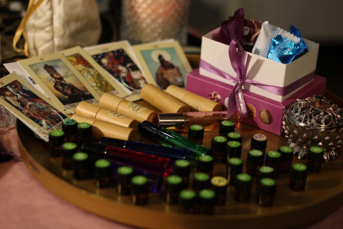 Пробники масел для подбора ресурсного парфюма и флакончики для составления.