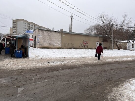     На Алексеевской еще 28 декабря был елочный базар. Фото: saratov.mk.ru "МК в Саратове"