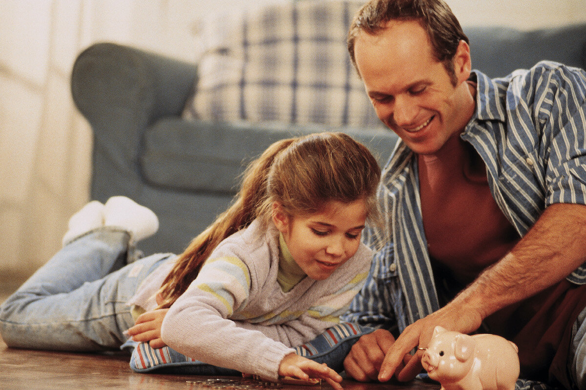    С помощью детского вклада родители могут показать детям, как делать банковские сбережения