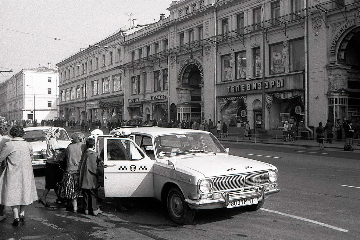 Автомобили на советских улицах