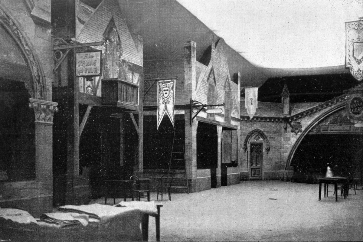 
Обычно базар проводили на улице Ла-​Боэси, однако в 1897 году его перенесли на улицу Жан-​Гужон. Там возвели конструкцию примерно 70 метров в длину и 20 в ширину. Выглядел базар как очаровательный средневековый городок: для интерьера во Дворце промышленности приобрели театральные исторические декорации. Чтобы привлечь больше посетителей, организаторы объявили, что диковинный аппарат под названием синематограф братьев Люмьер будет показывать «движущиеся изображения».
Так как базар был рассчитан лишь на четыре дня, то для его постройки использовали дешевые материалы. Миниатюрные домики-​прилавки были сделаны из картона и сосны и украшены папье-​маше, ватой и тканью, крышу соорудили из просмоленного холста. А пол соорудили прямо над ямой, забросав ее разным мусором и обрезками досок.
В первый день базара, 3 мая, заработок составил 4500 франков. Люди приезжали изо всех уголков Европы и даже Америки, чтобы посмотреть на других и показать себя. Продажи шли отлично, аристократки были очаровательны в своих весенних элегантных платьях. Герцогиня Алансонская и Орлеанская София Шарлотта Августа, любимая сестра императрицы Елизаветы Австрийской, блистала в своем роскошном туалете из черного атласа с длинным шлейфом.