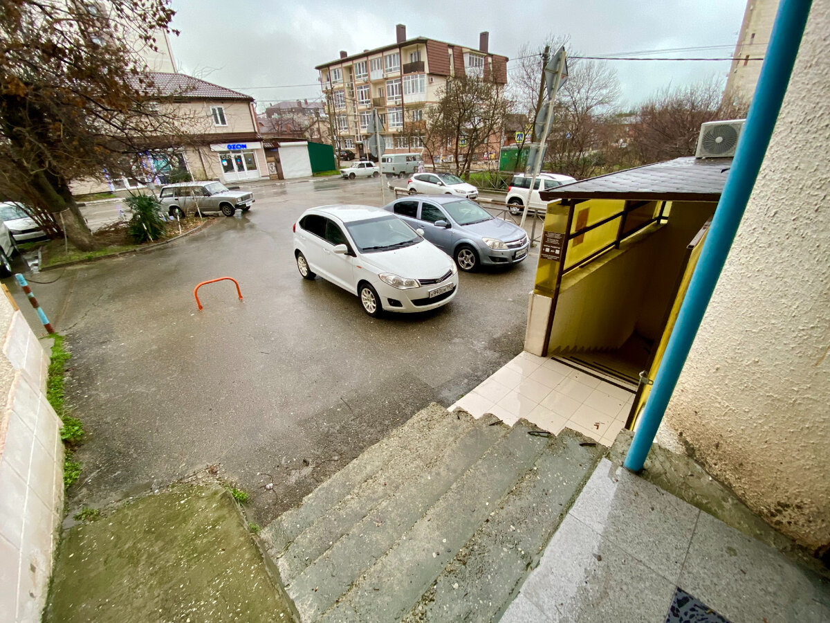 Только спустился со ступенек и считай уже зашел в подвал