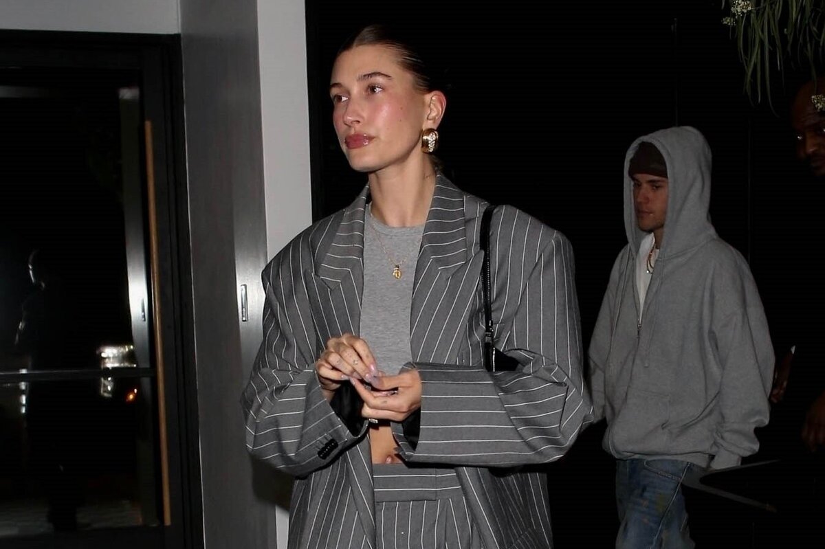     Костюм как у Хейли Бибер должен быть в гардеробе каждой девушки в 2023 году. И вот почему