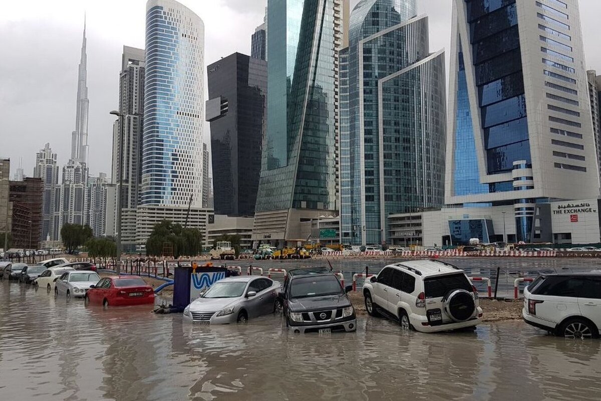 Потоп в Дубае. Ливень в Дубае. Дубай затопило. Дубай дожди наводнение.