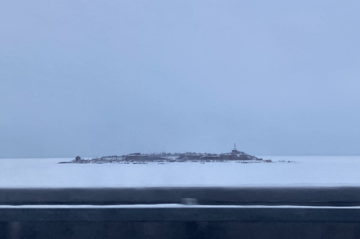 Форт на замерзшем заливе, похожий на осетра 