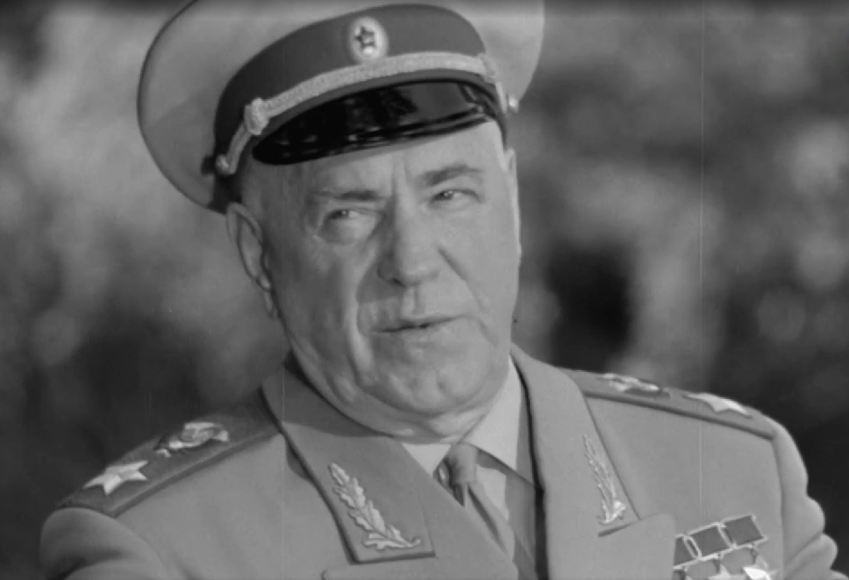 Беседа Жукова и Симонова, кадр из фильма 