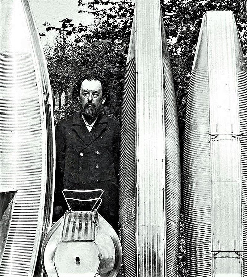 К.Э. Циолковский с макетом своего дирижабля. Фото с сайта https://ru.wikipedia.org.