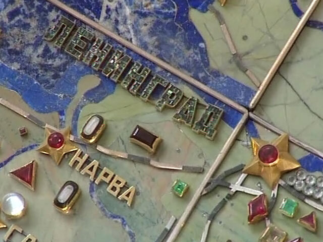 Фрагмент панно "Индустрия социализма". Параллели и меридианы из платинированного серебра. Надпись "Ленинград" выполнена из натуральных ограненных александритов. Фото из открытых источников.