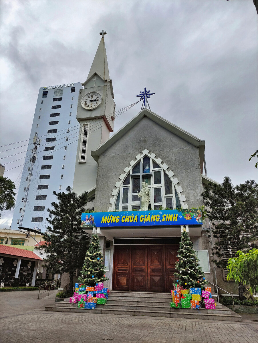 Одна из католических церквей Нячанга