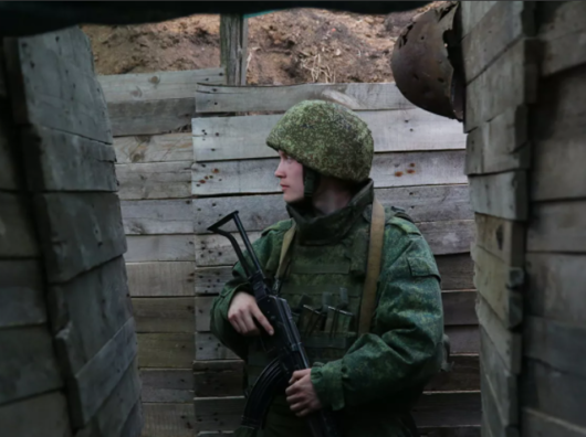    Боец Народной милиции ДНР в окопе на западной окраине Донецка на линии соприкосновения // фото: Сергей Аверин, РИА Новости
