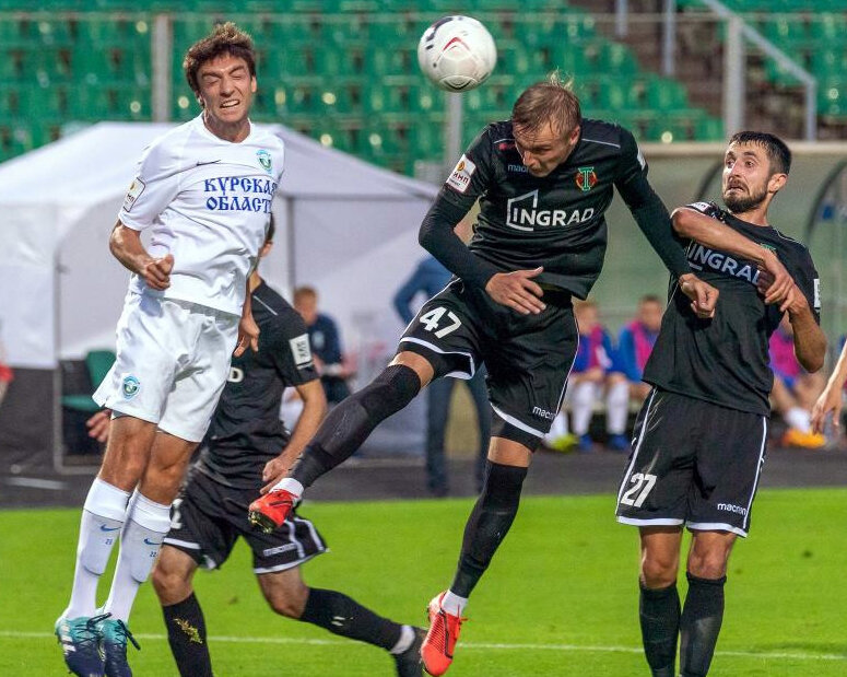 «Торпедо» - «Авангард» (Курск) – 3:1. Удар по воротам гостей наносит торпедовец Сергей Божин, справа – Олег Калугин.