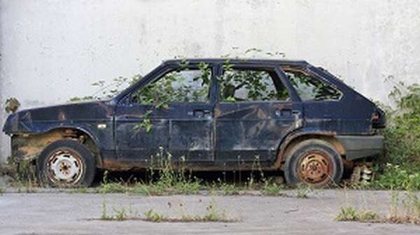 брошенный ржавый автомобиль