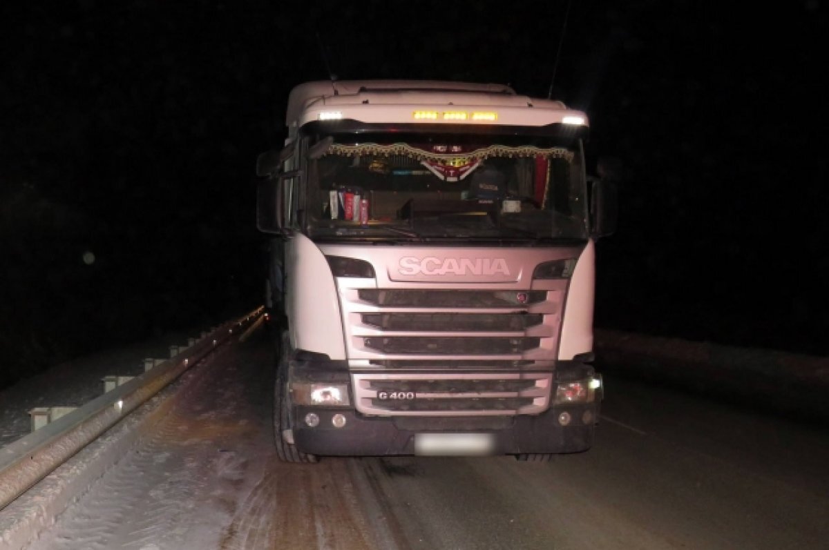    В Октябрьском районе 22-летний мужчина попал под колеса фуры с прицепом.