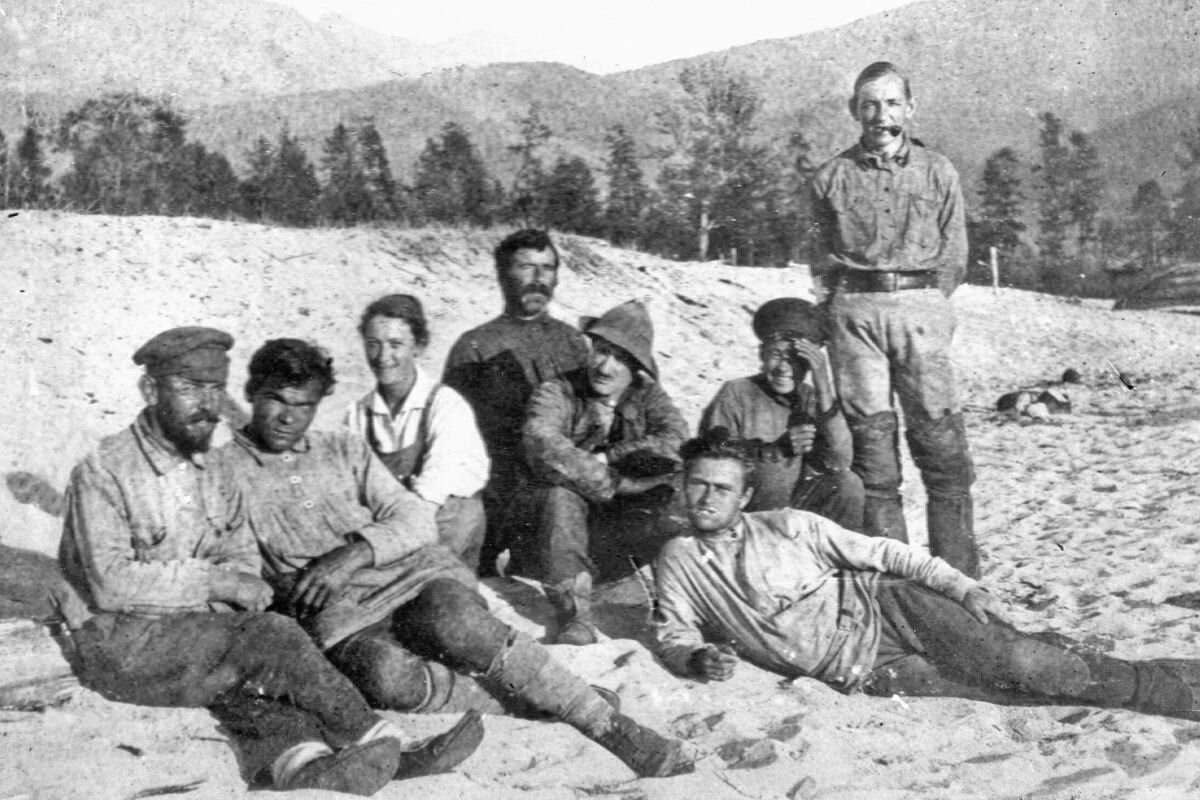Сотрудники Баргузинского заповедника. Фото сделано в 1923 году. Главной задачей первой в нашей стране ООПТ было сохранение и восстановление популяции соболя, который к тому времени был практически истреблен